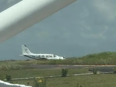 Grupo armado invade aeroporto, sequestra piloto e entra em avião de empresa