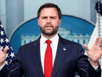 JD Vance adia viagem à Suíça que daria início a negociações com o Irã