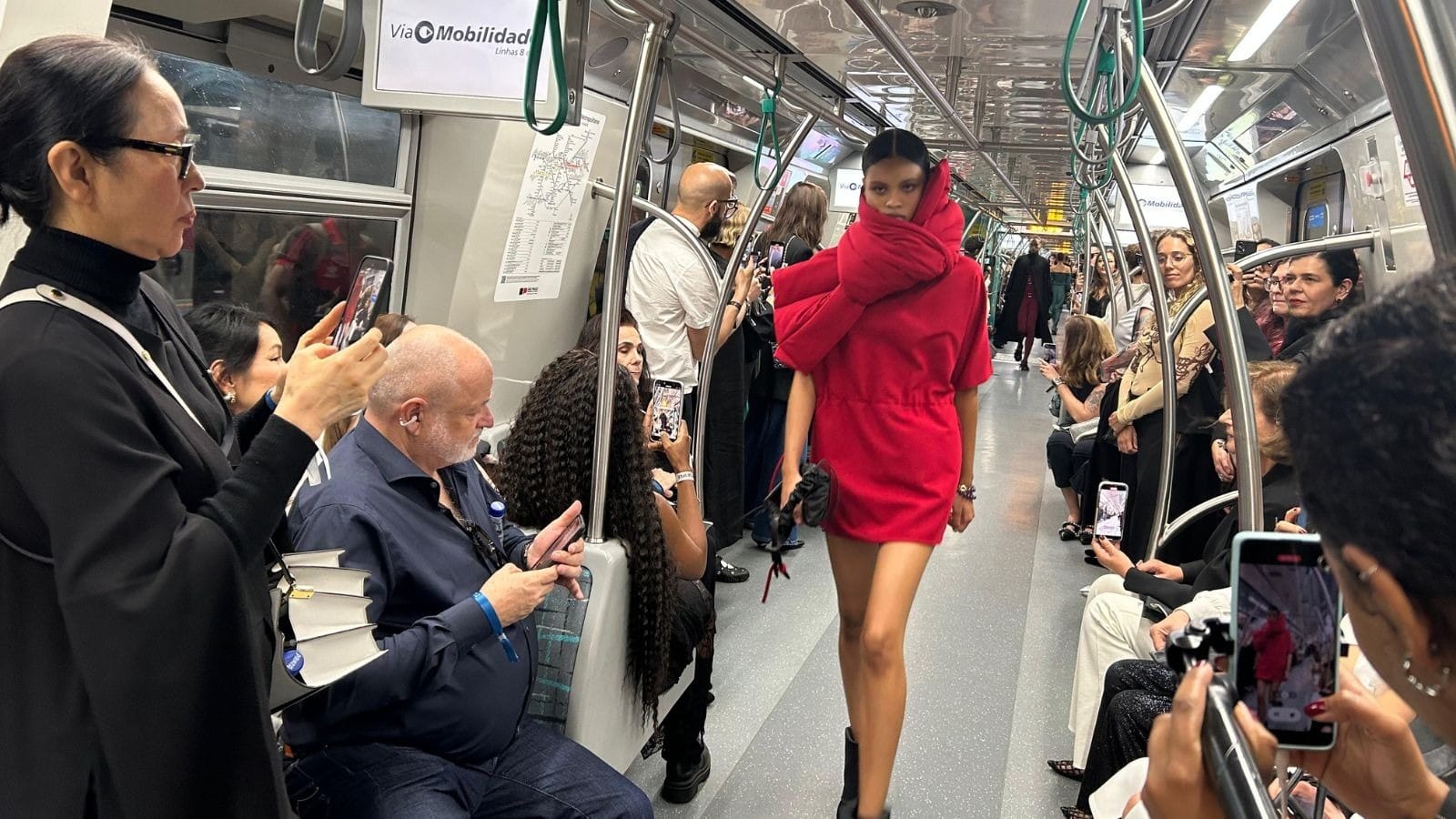 Motiva e estilista Gloria Coelho levam moda e desfile da SPFW para os trilhos do trem em SP