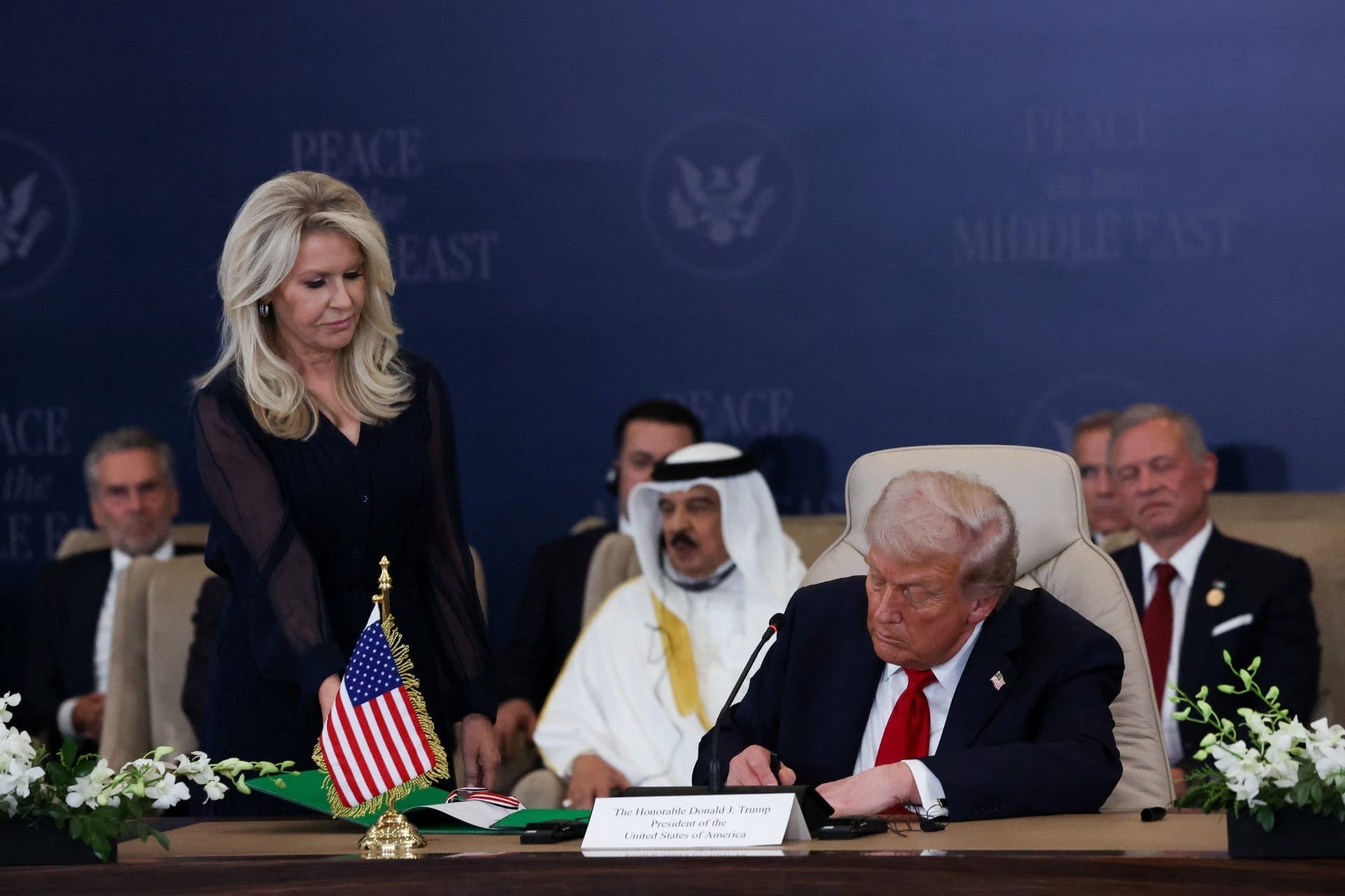 Trump assina acordo de paz no Egito após cessar-fogo entre Israel e Hamas