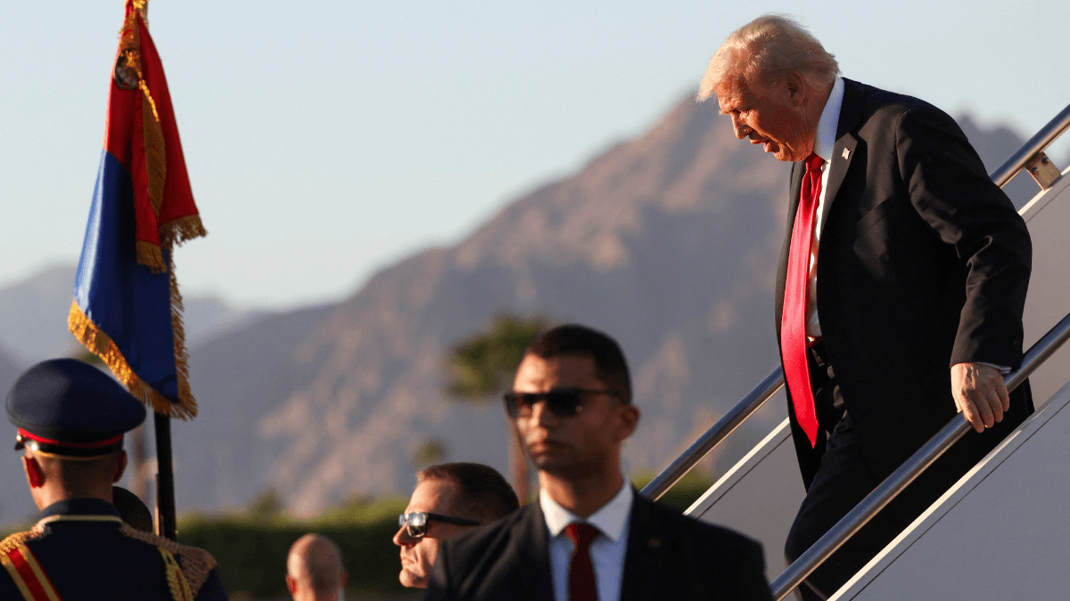 Donald Trump chega ao Egito para assinar acordo de paz