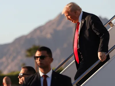 Donald Trump chega ao Egito para assinar acordo de paz