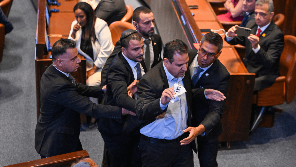 Homem é expulso do Parlamento de Israel após protestar contra Donald Trump