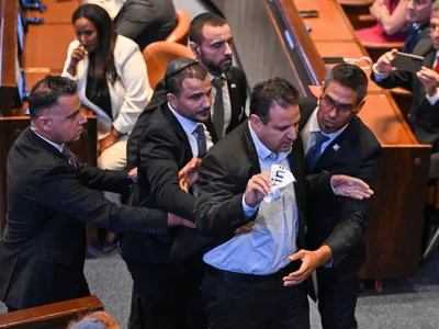 Homem é expulso do Parlamento de Israel após protestar contra Donald Trump