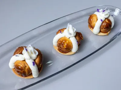 Mini saint-honoré de maracujá-do-cerrado, tangerina e coco | Band Receitas