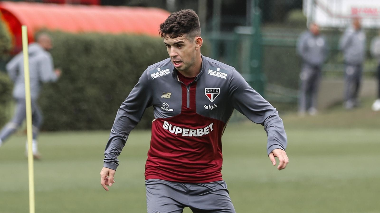 Oscar tem lesão na panturrilha e volta a ser desfalque no São Paulo
