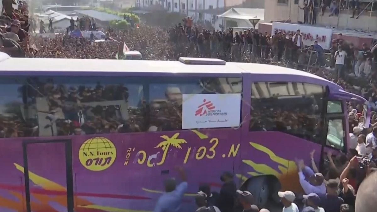 Vídeo: Prisioneiros palestinos libertados por Israel são recebidos por multidão em Gaza