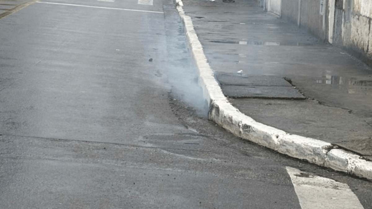 Rompimento de adutora provoca alagamento e arrasta carros em Osasco