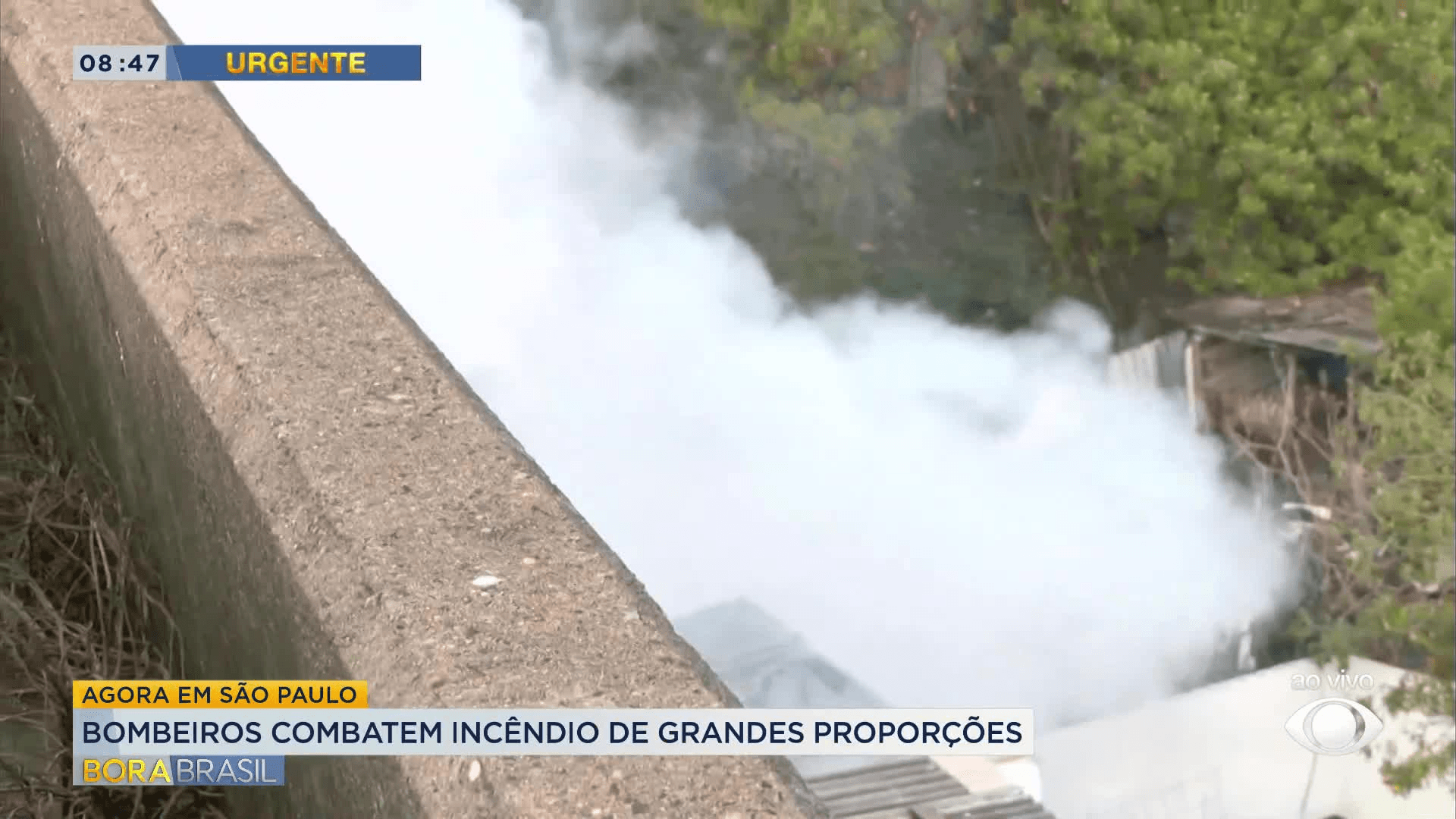 Incêndio de grandes proporções atinge comunidade na Zona Leste de São Paulo