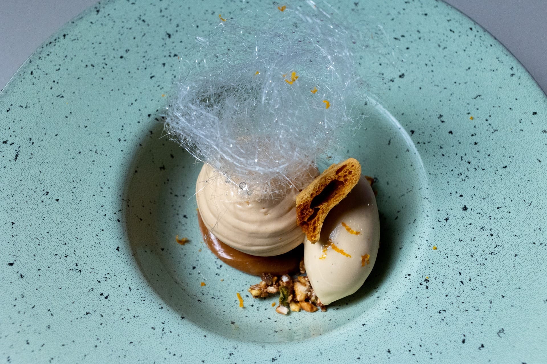 Mousse de caramelo com calda de flor de laranjeira, brigadeiro de caramelo e gelato de caramelo | Band Receitas
