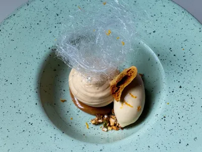 Mousse de caramelo com calda de flor de laranjeira, brigadeiro de caramelo e gelato de caramelo | Band Receitas