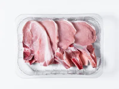 É seguro descongelar e congelar a carne novamente?