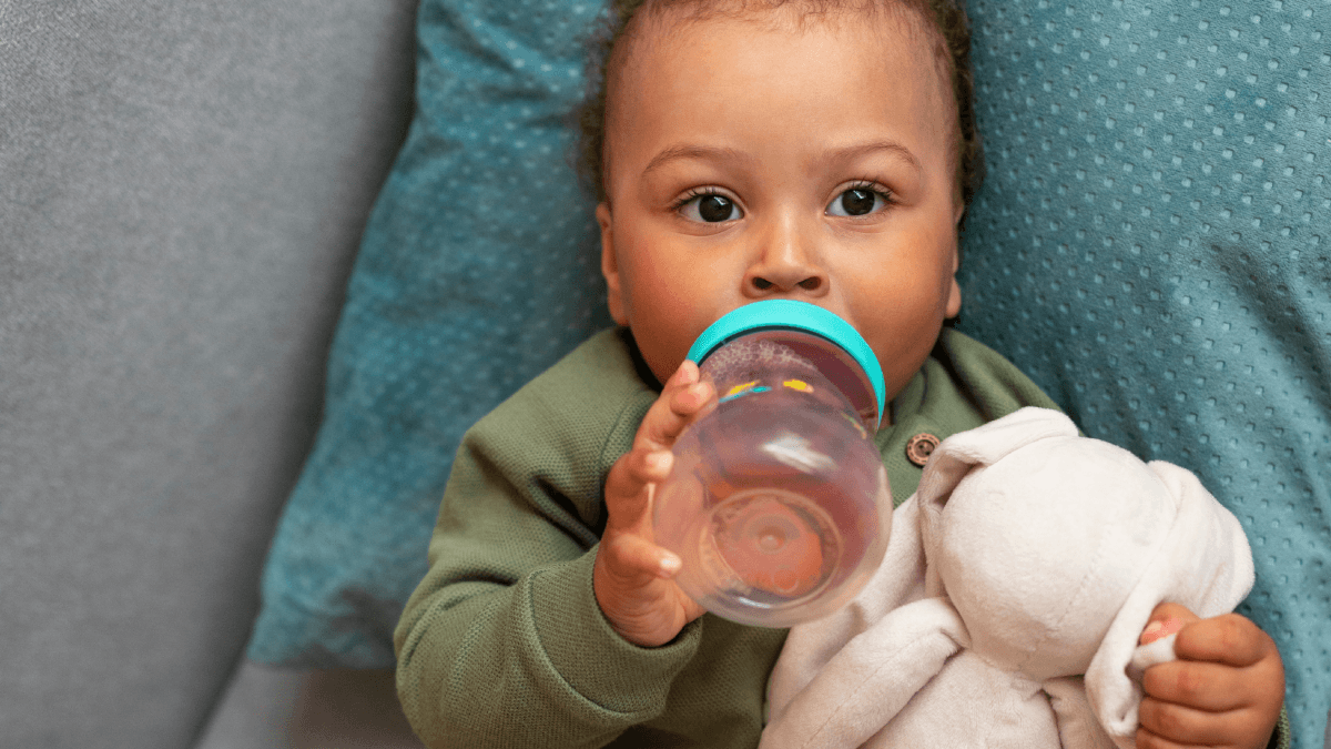 Com quantos meses o bebê pode começar a beber água? | Band Receitas