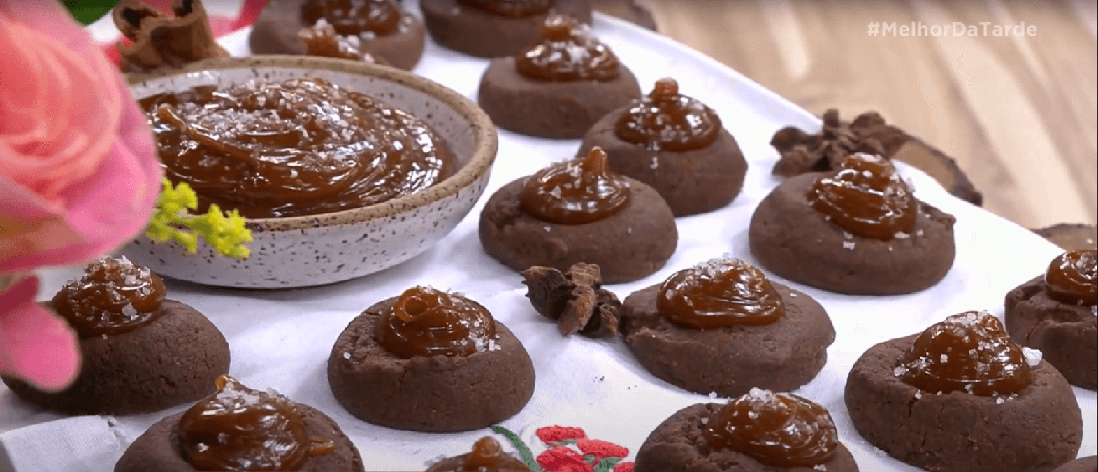 Bolacha de chocolate com caramelo salgado do chef Bruno Hashimoto | Band Receitas