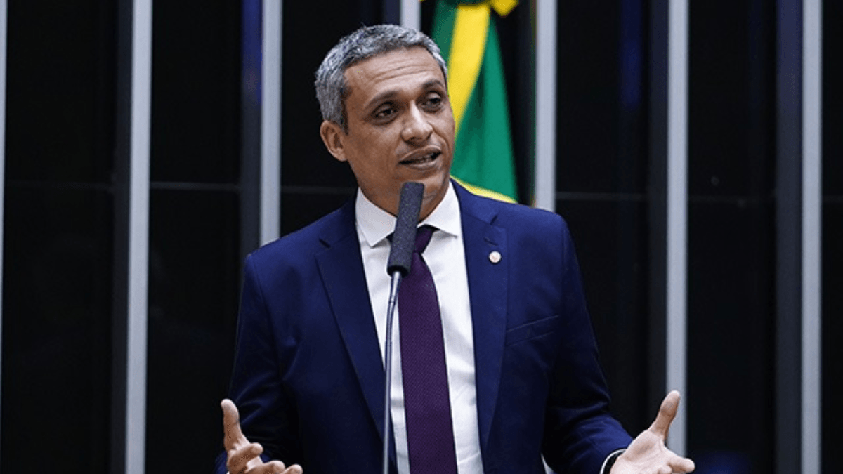 Câmara aprova pedido que suspende ação penal contra Gustavo Gayer no STF