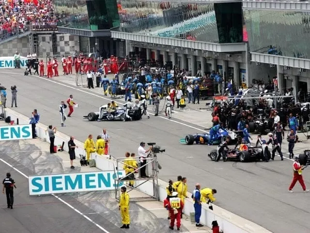 Equipes com pneus Michelin recolheram os carros após a volta de apresentação em Indianápolis