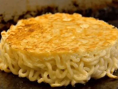 Inusitado e saboroso, experimente hambúrguer de macarrão instântaneo