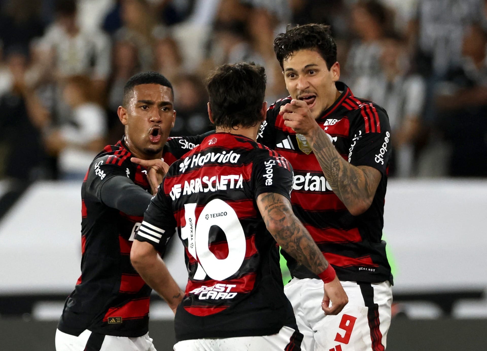 Flamengo vence clássico contra Botafogo e segue na cola do líder