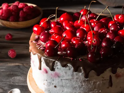 Bolo de chocolate com vinho e cereja é ótimo para surpreender convidados