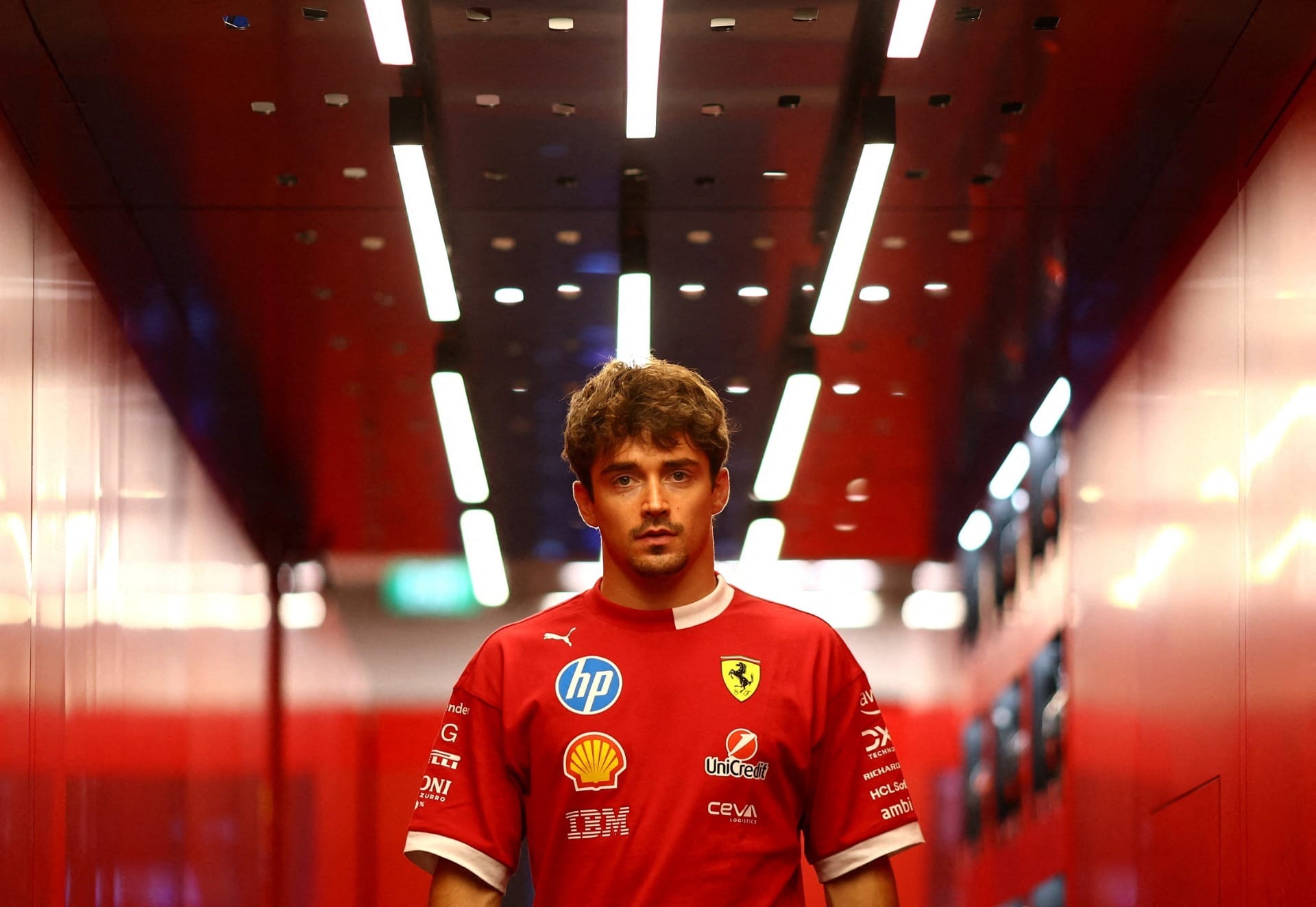 Leclerc reafirma e afasta rumores sobre saída da Ferrari: "Quero vencer vestindo vermelho"