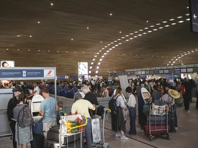 Novo sistema de controle de passaportes provoca filas de 5 horas na Europa