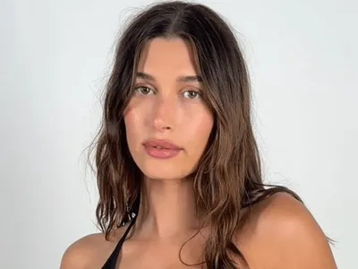 Hailey Bieber fala de haters que a chamam de trans: 'Por que acham que é insulto?'