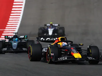 Verstappen se beneficia de acidente com dupla da McLaren e vence corrida sprint nos EUA