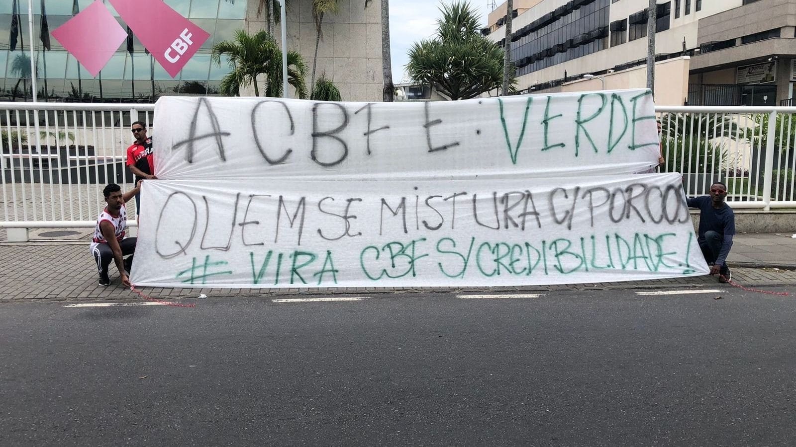 Torcedores do Flamengo fazem protesto antes de "final" contra o Palmeiras: "A CBF é verde"