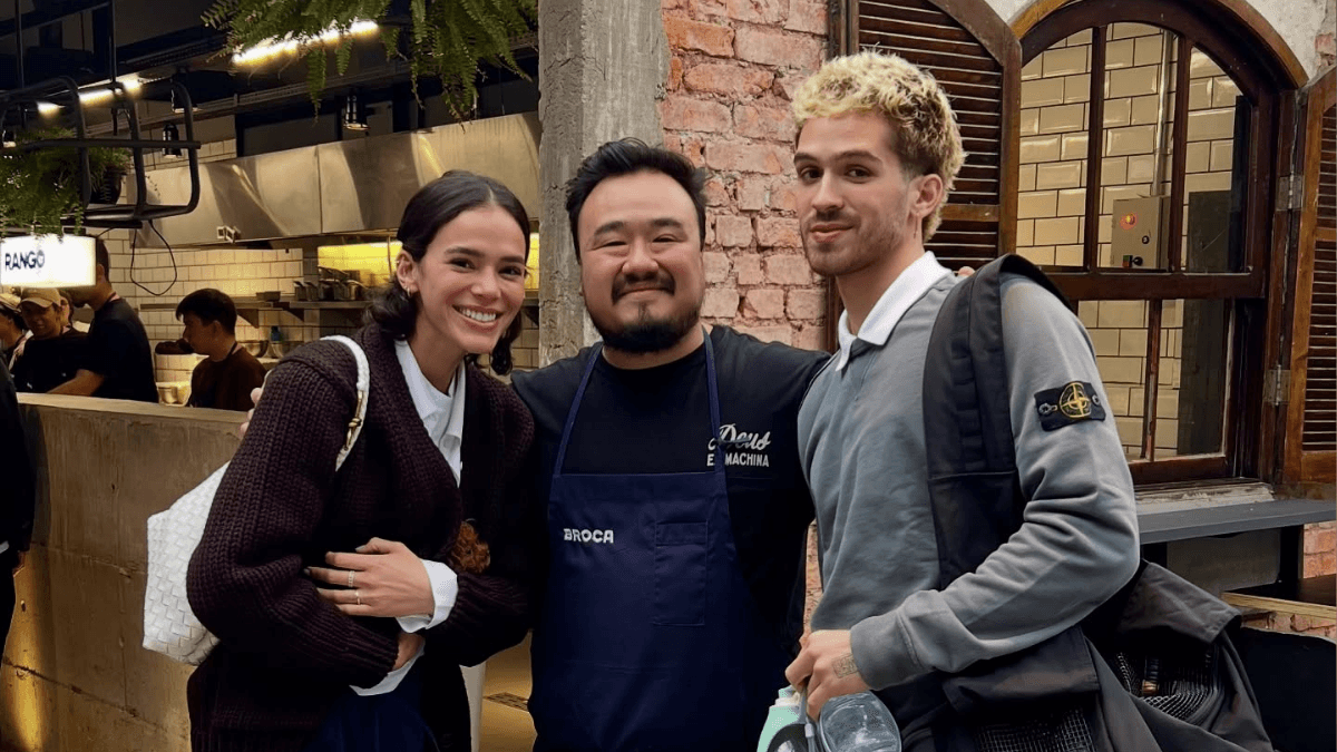 Bruna Marquezine e João Guilherme surgem juntos em foto compartilhada por chef de restaurante