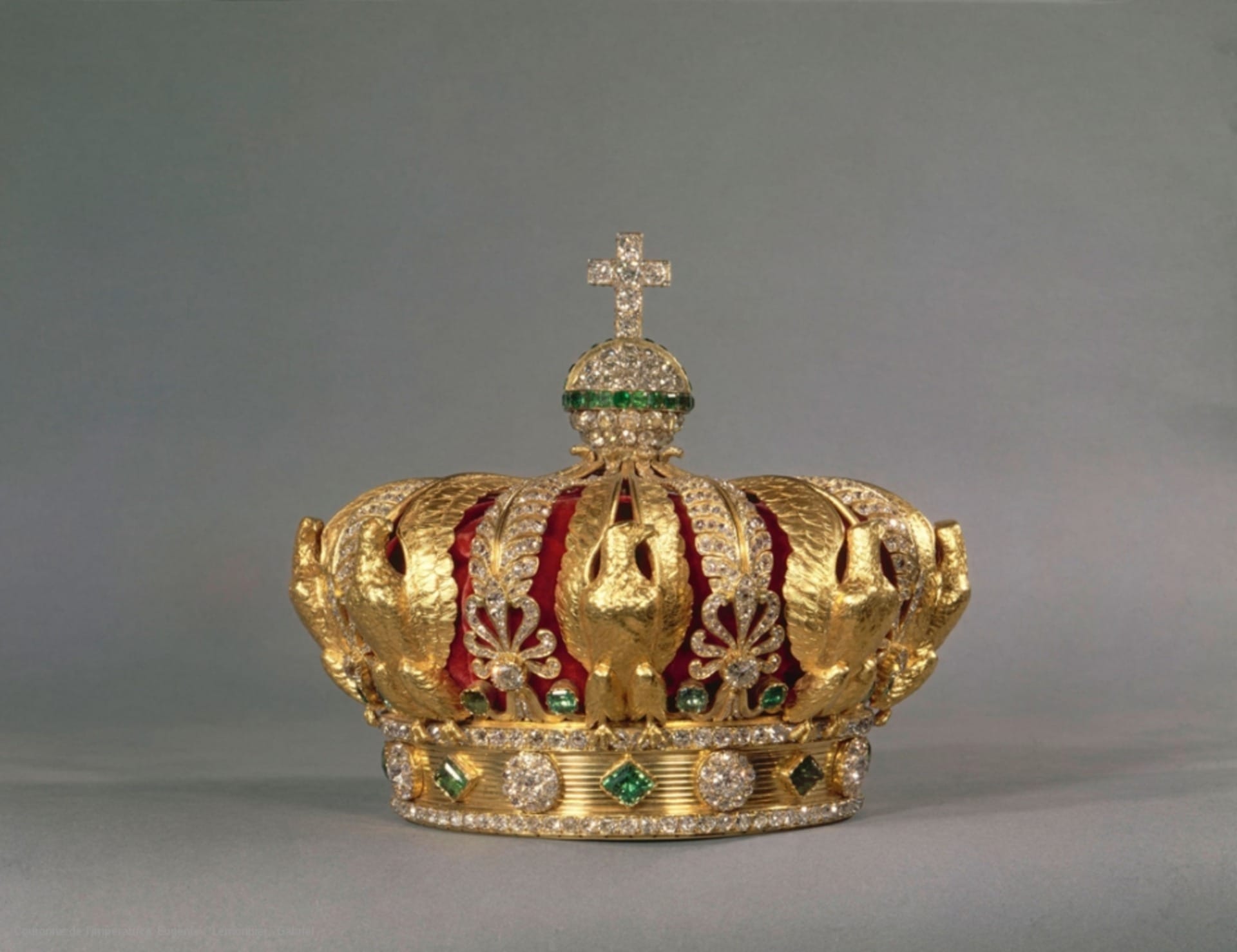Coroa com 1,3 mil diamantes roubada no Museu do Louvre é achada em rua de Paris
