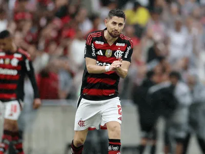 Torcida do Flamengo invade redes de Chappell Roan após crítica de Jorginho