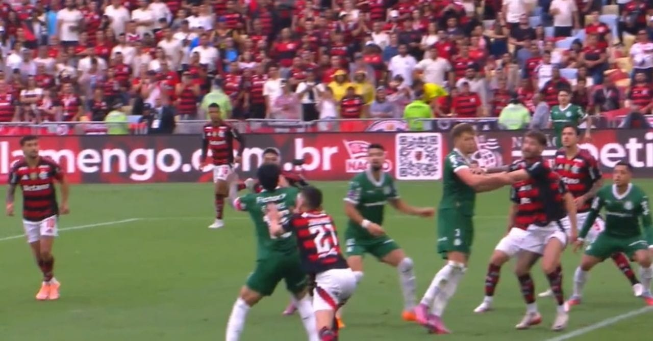 CBF divulga VAR de lance em que Palmeiras pediu pênalti em Gómez:  "Não faz flexão com impacto"
