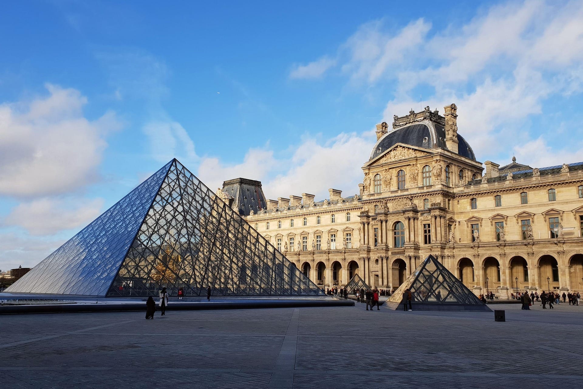 Museu do Louvre: de fortaleza a palco de roubos lendários; conheça a história