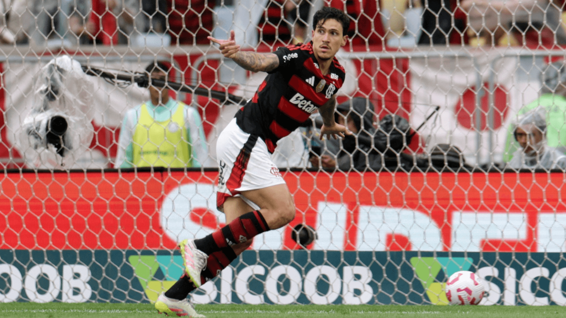 Flamengo vence o Palmeiras e empata na liderança do Brasileirão