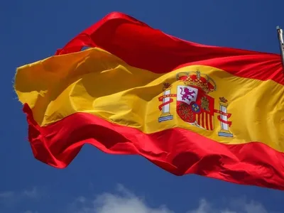 Espanha define que beijo na mão pode configurar agressão sexual; entenda
