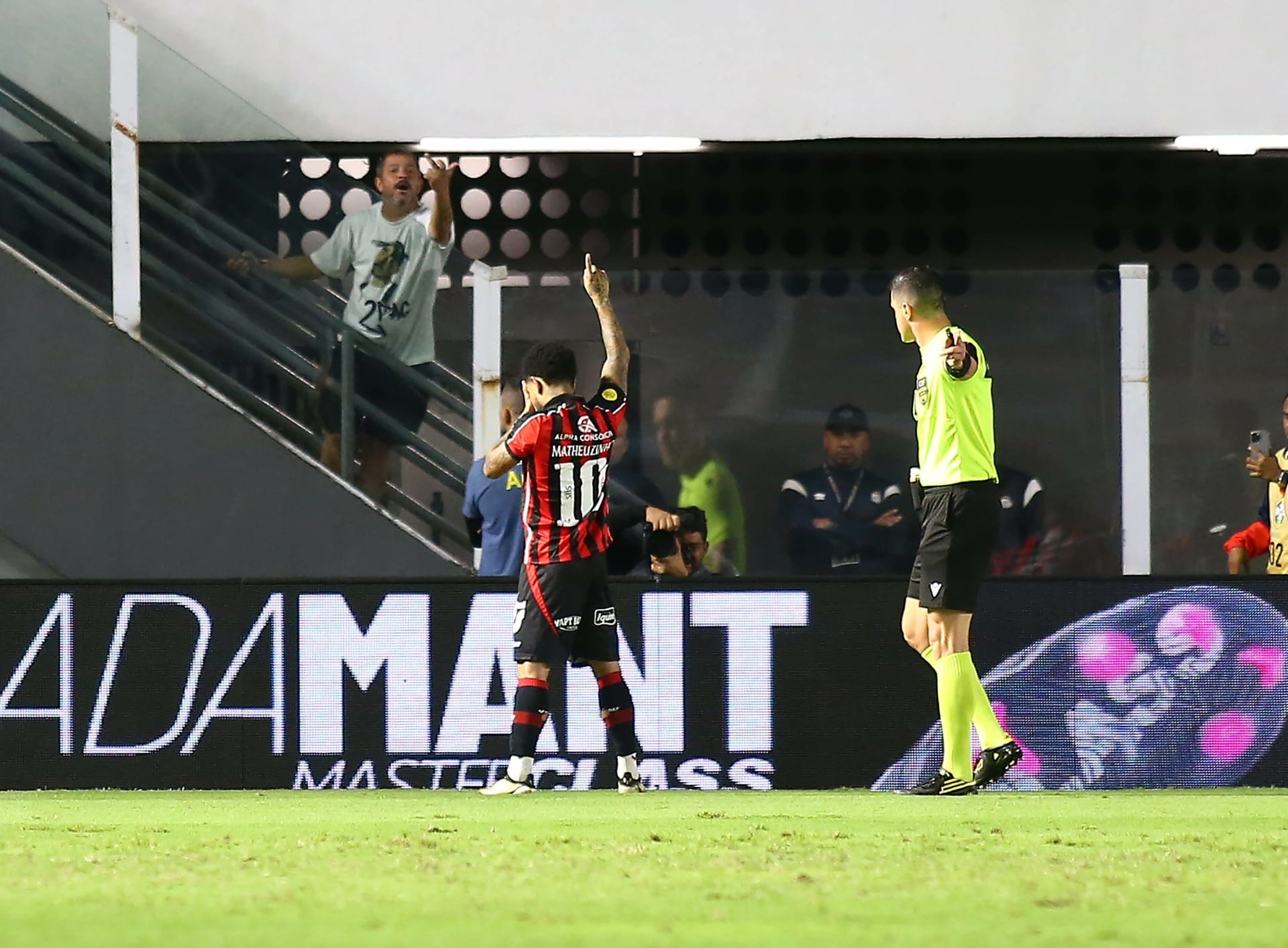 Santos aumenta risco de rebaixamento após derrota para o Vitória; veja