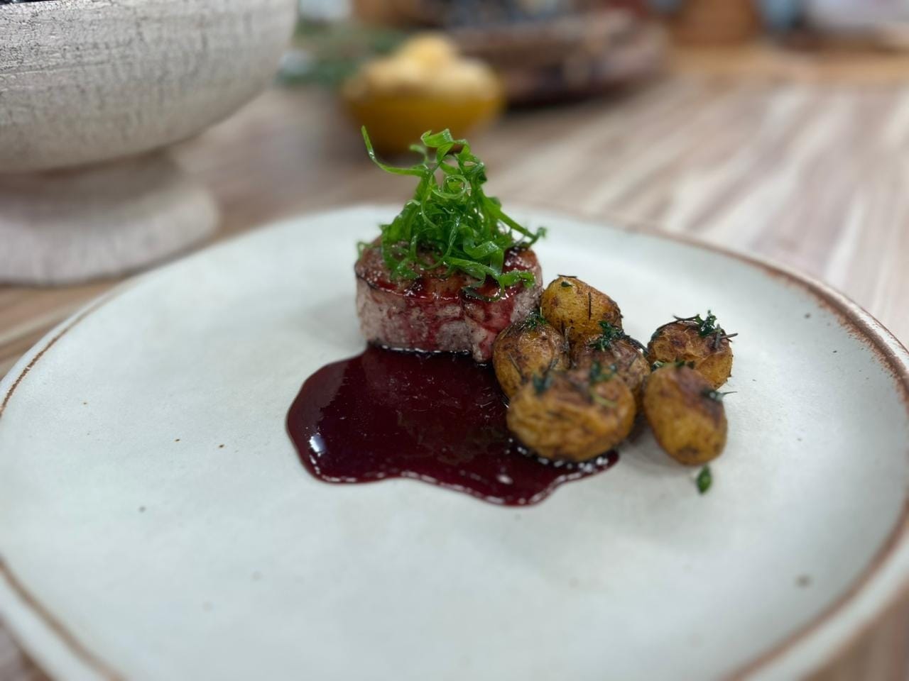 Mignon suíno ao molho de jabuticaba e batatas assadas do chef Bruno Hashimoto | Band Receitas