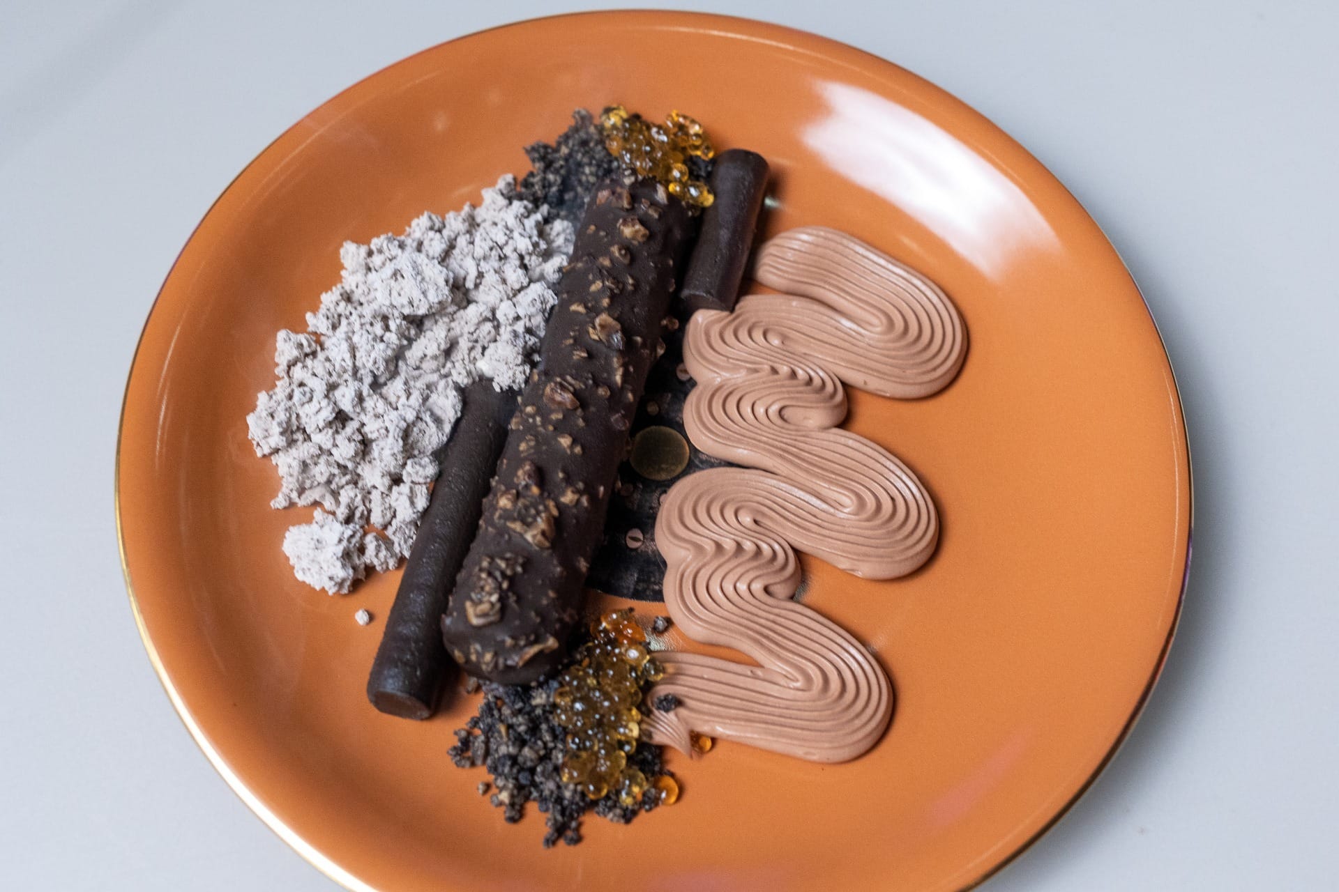 Mousse de chocolate com conhaque e crumble defumado de castanhas | Band Receitas