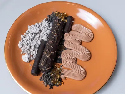 Mousse de chocolate com conhaque e crumble defumado de castanhas | Band Receitas