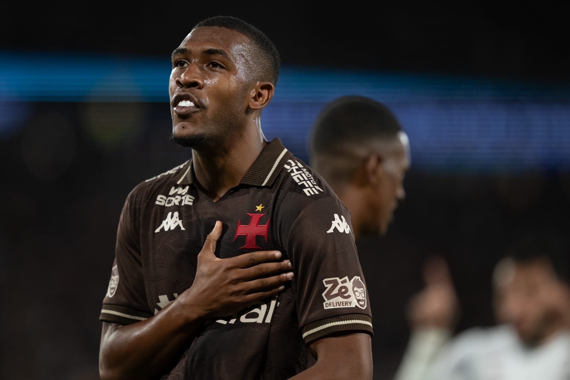 Técnico do Newcastle responde se tem interesse em Rayan, do Vasco