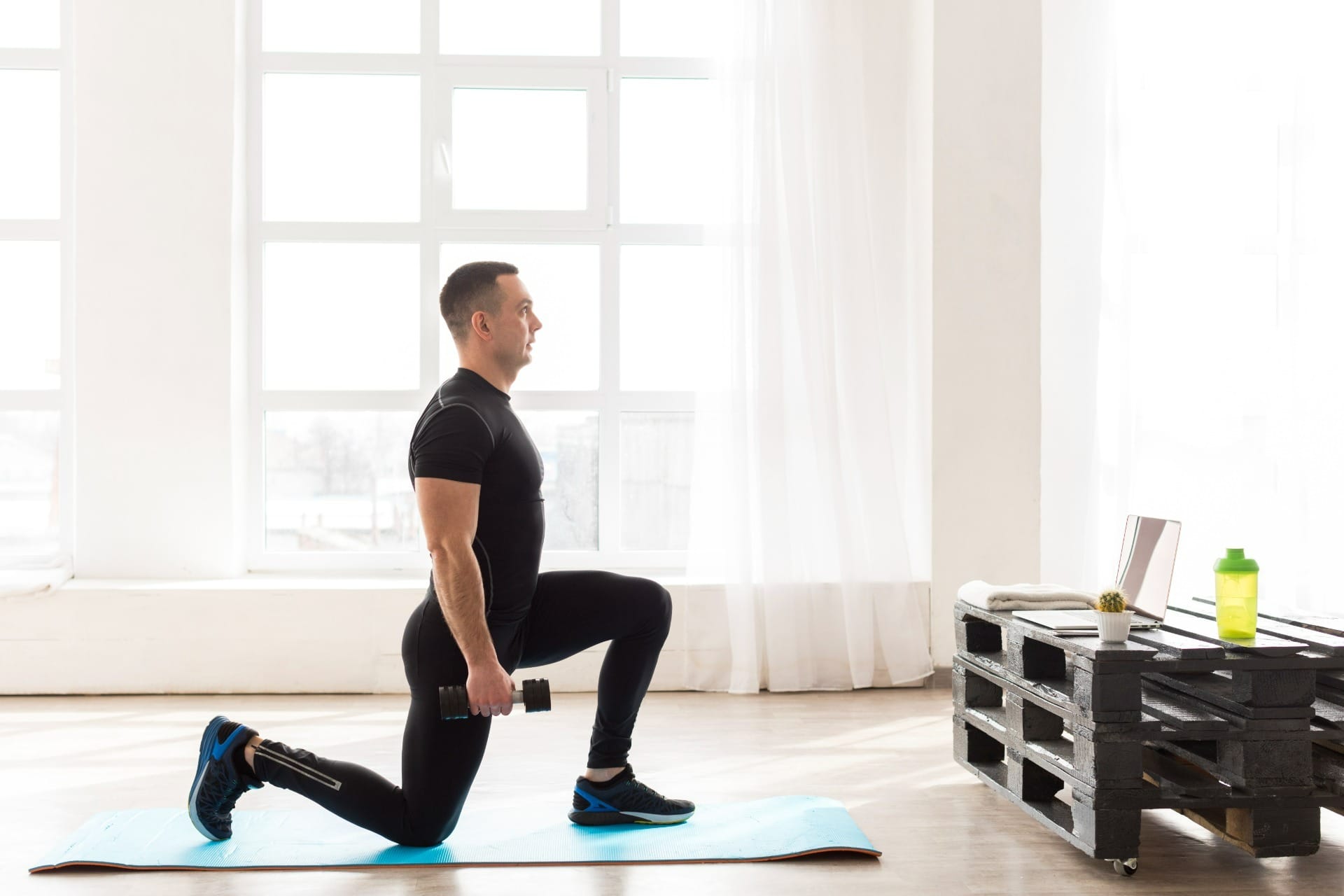 Afundo: como fazer o exercício para definir glúteos e ganhar estabilidade