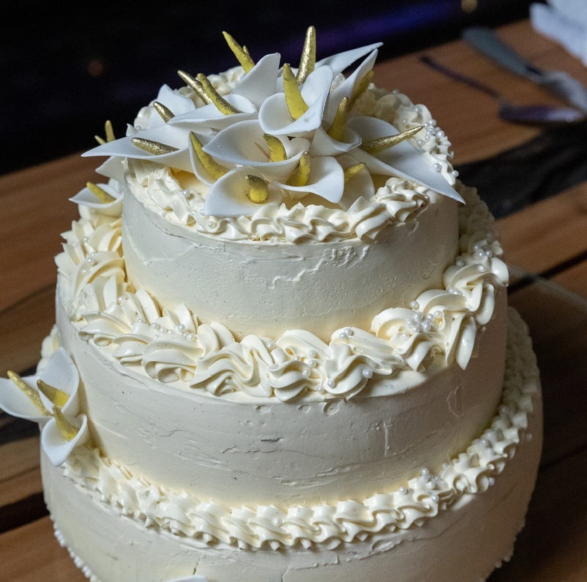 Bolo de festa de chocolate branco e frutas vermelhas | Band Receitas