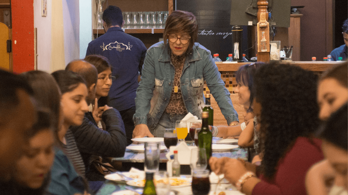 Kadige ouve as reclamações de clientes no El Maktub. (Foto: Pesadelo na Cozinha)
