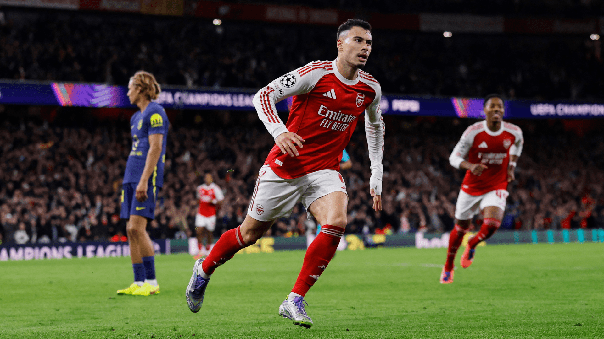 Martinelli e Magalhães decidem para o Arsenal; Savinho dá assistência na Champions