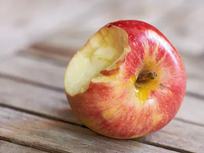 Maçã é bom pra quê? Fruta blinda o coração e ajuda a emagrecer