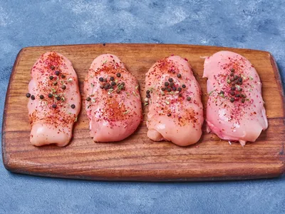 Marinada deixa o frango molhadinho e suculento: aprenda a fazer em casa