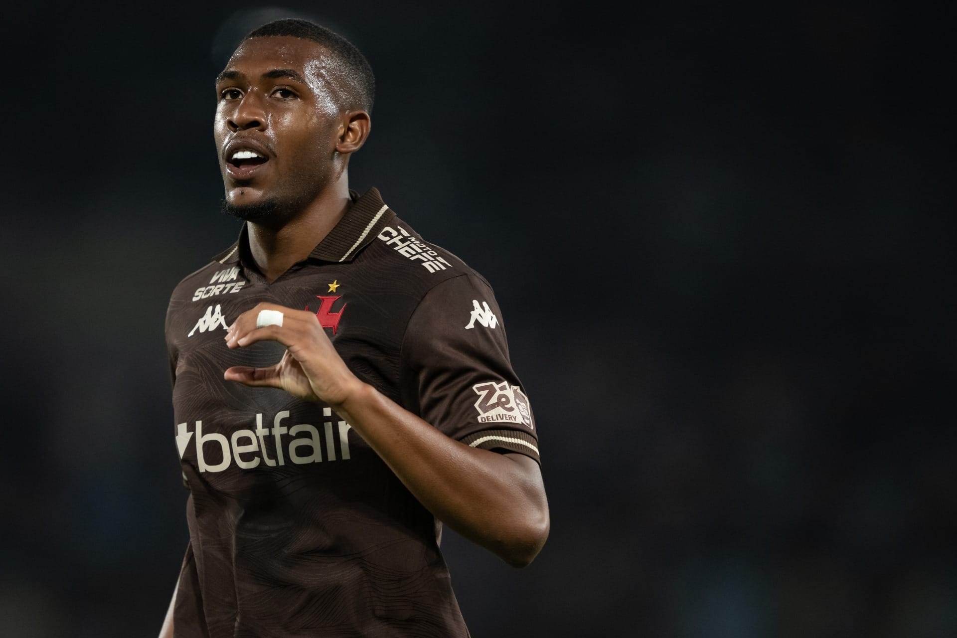 Rayan provoca Fluminense com "C" e Vasco resgata polêmica