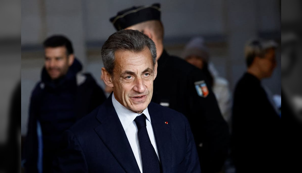 Ex-presidente da França, Sarkozy sai da prisão após conseguir liberdade condicional 2 Ex-presidente da França, Sarkozy sai da prisão após conseguir liberdade condicional 1