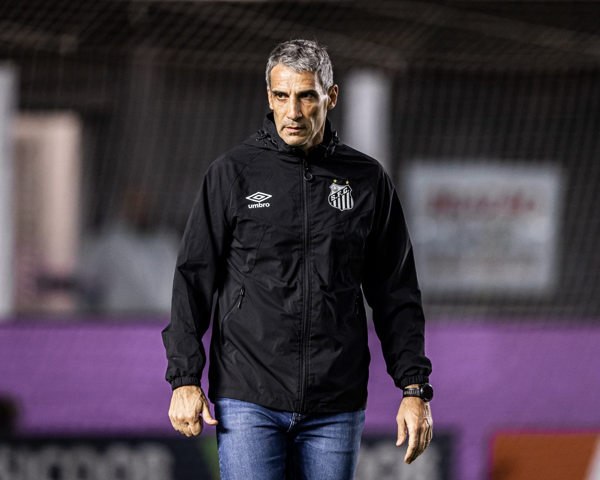 Vojvoda, técnico do Santos durante jogo contra Vitória