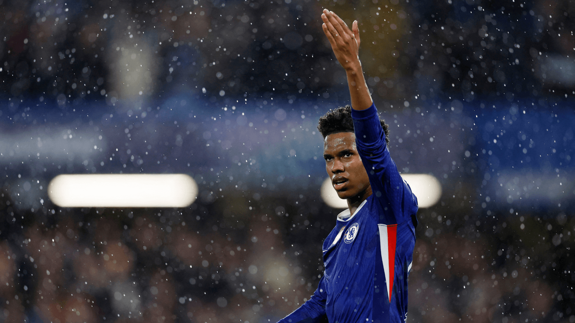 Estêvão marca na goleada do Chelsea; Bayern mantém 100% na Champions